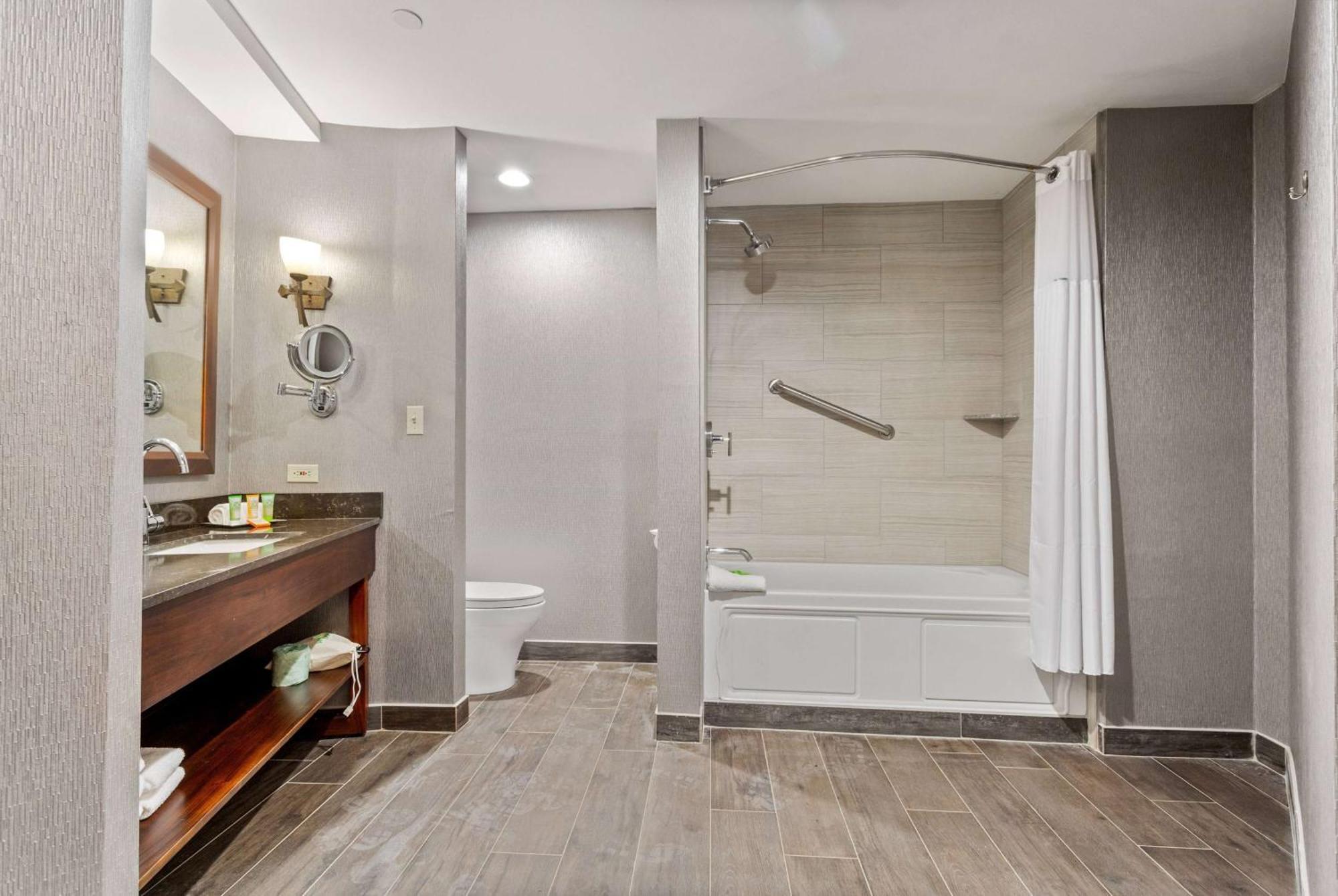 Hotel Wyndham Garden Baronne Plaza New Orleans Exterior foto